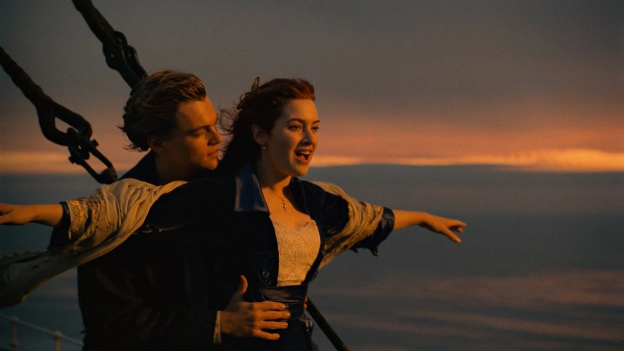 Leonardo DiCaprio e Kate Winslet in una scena di Titanic.
