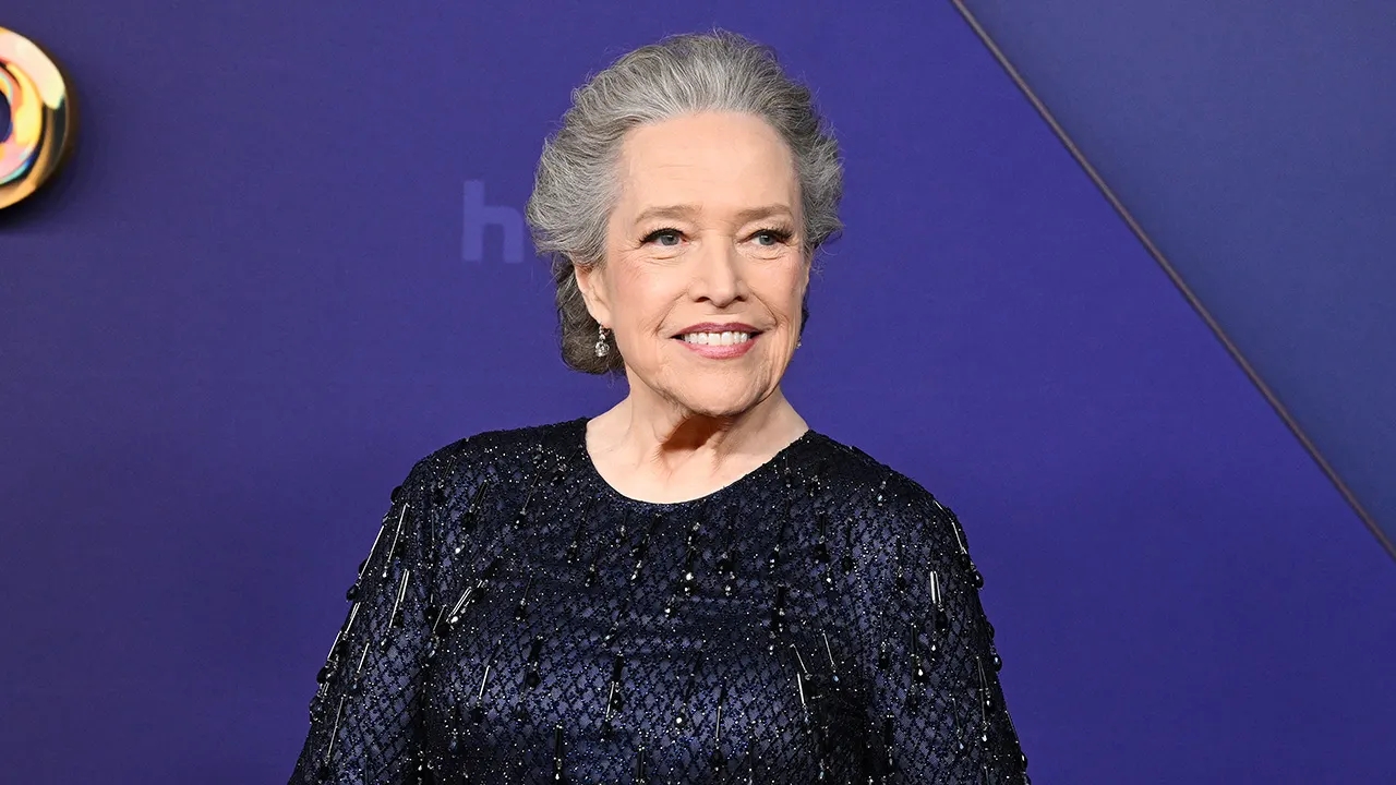Kathy Bates sul red carpet durante una première
