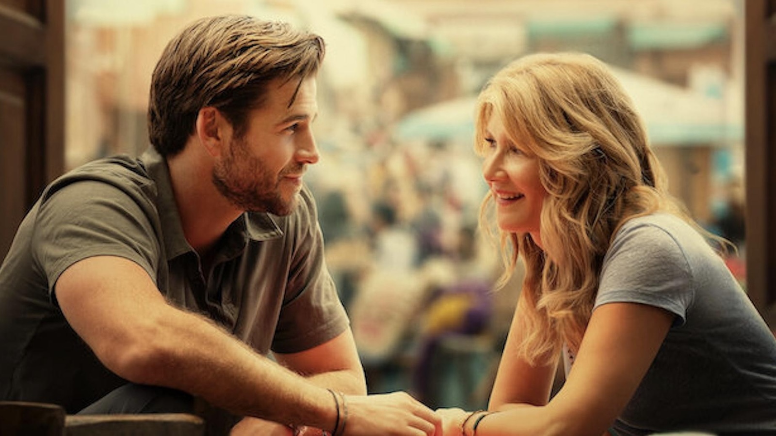 Liam Hemsworth e Laura Dern in Loney Planet