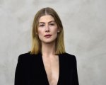 Sacha Baron Cohen e Rosamund Pike, guerra dei sessi nel film Netflix Ladies First