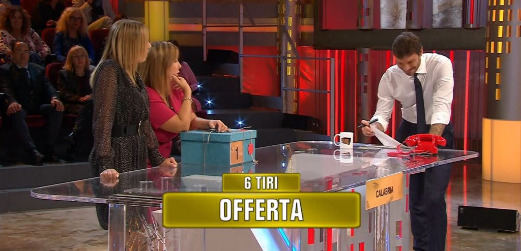 Stefano De Martino durante la puntata di Affari Tuoi