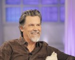 Knives Out 3, Josh Brolin ha svelato il misterioso ruolo del suo personaggio nel sequel?