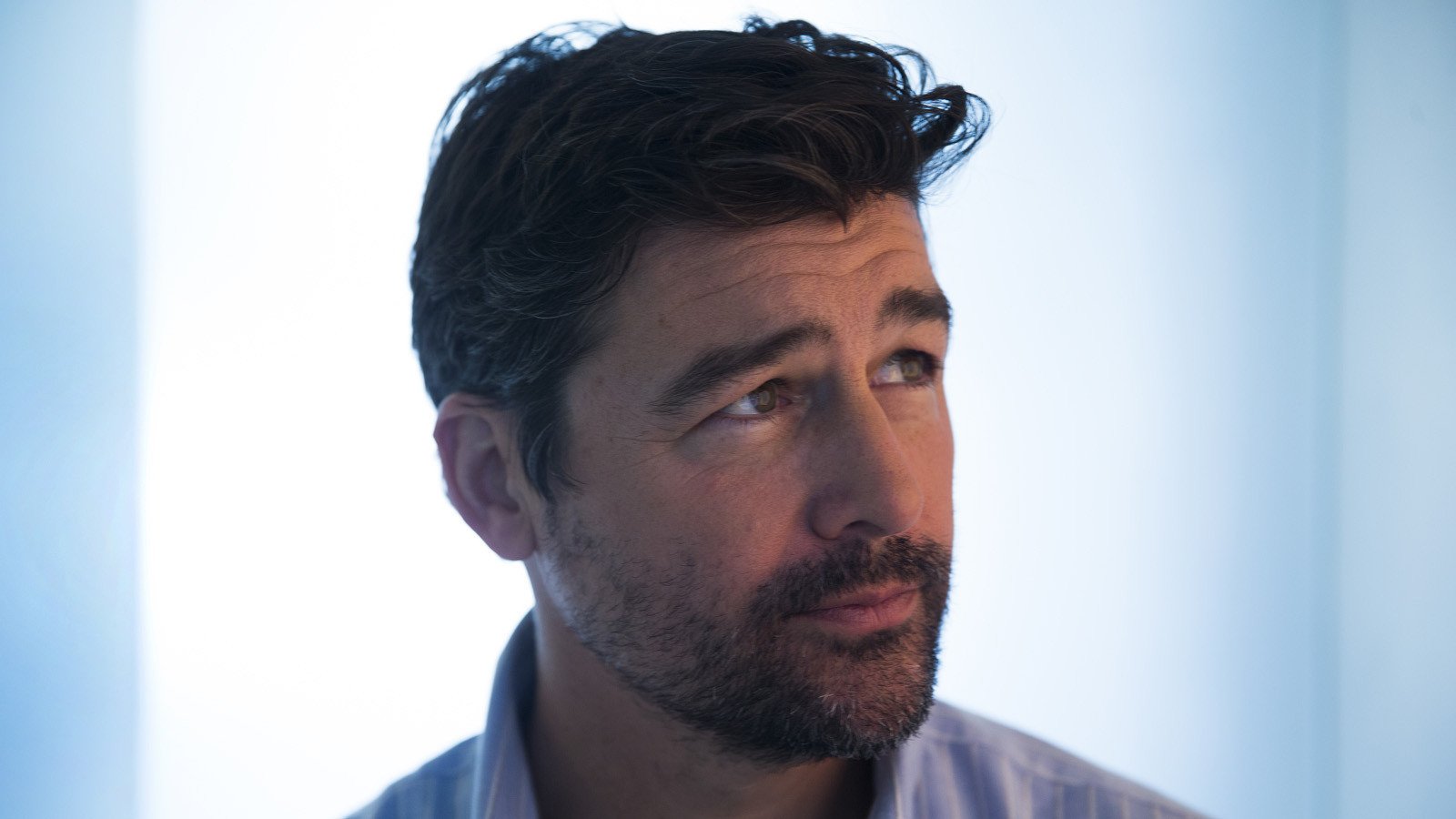 Un intenso primo piano di Kyle Chandler