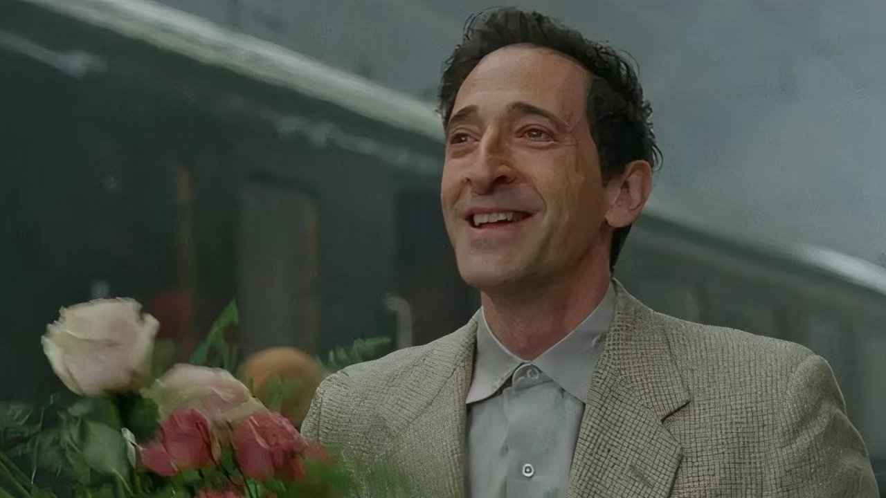 Adrien Brody con un mazzo di fiori in mano in The Brutalist