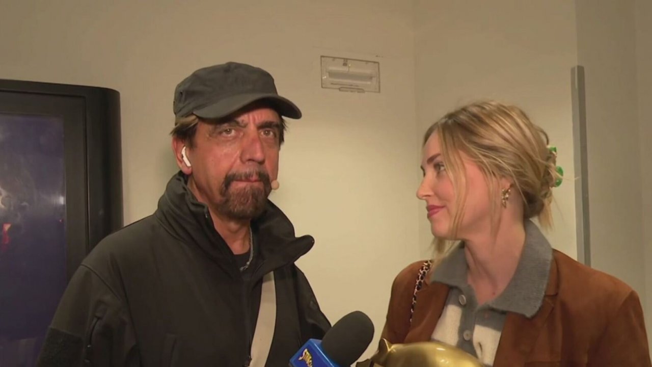 Valerio Staffelli consegna il tapiro a Chiara Ferragni