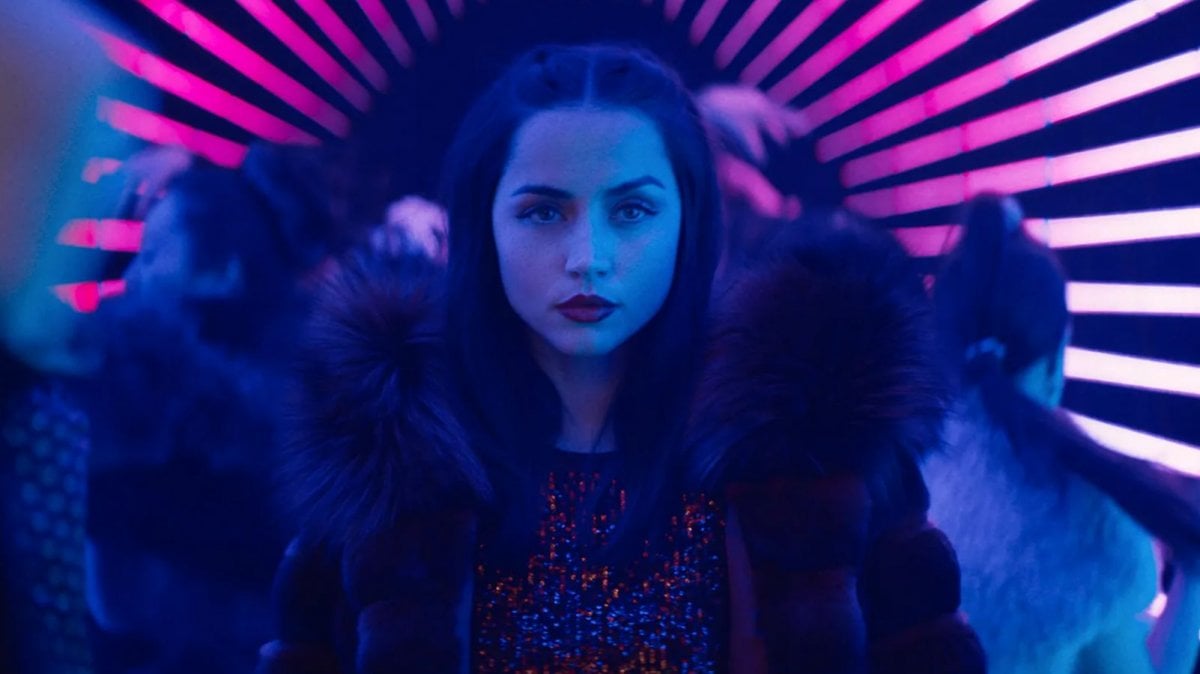 Ballerina Ana da Movieplayer.it ballerina ana de armas nelle foto della scena col lanciafiamme che l ha ridotta in lacrime