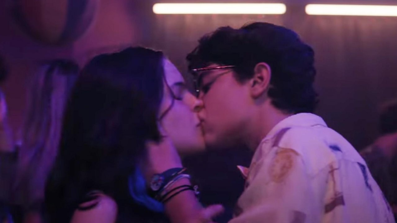 Una bacio ne Il ragazzo dai pantaloni rosa