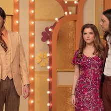 Woman of the Hour: Tony Hale, Anna Kendrick, Daniel Zovatto in una scena