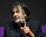 Al Pacino svela il motivo per cui porta una cover di Shrek per il suo smartphone