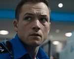 Targon Egerton è un addetto alla sicurezza alle prese con un terribile ricatto nel trailer di Carry-On