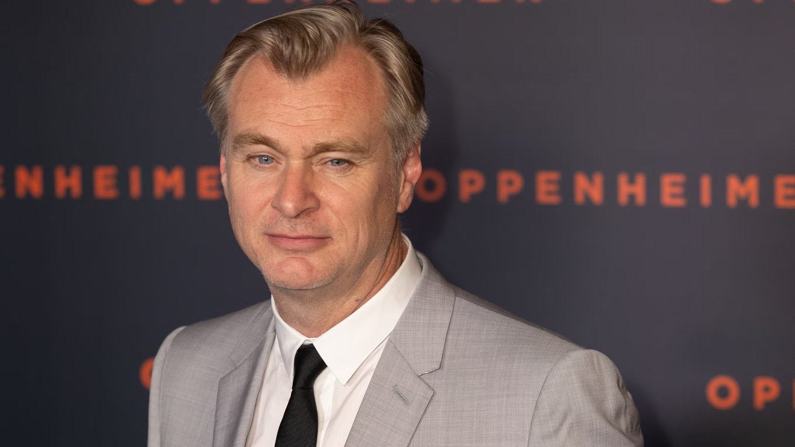 Un primo piano di Christopher Nolan