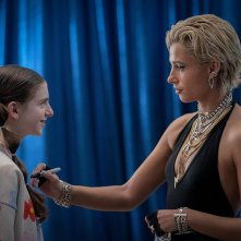 Smile 2: una scena con Naomi Scott