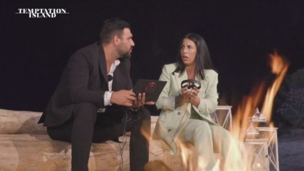 Temptation Island: Antonio respinto dalla tentatrice, Titty getta di nuovo l’anello nel fuoco