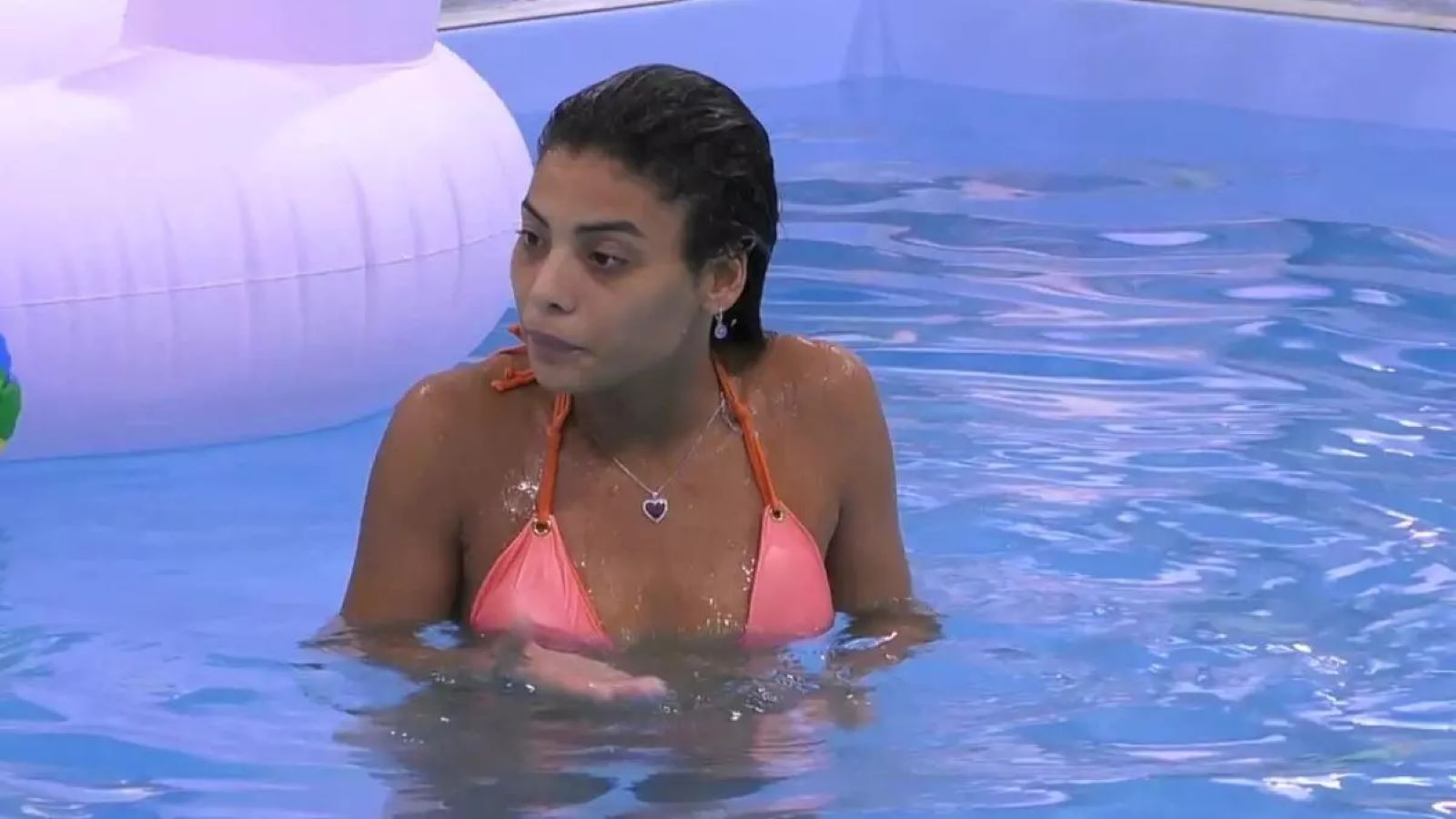 Yulia Naomi Bruschi nella piscina del Grande Fratello