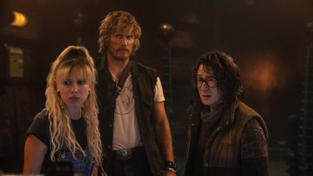 Millie Bobby Brown con Chris Pratt e Ke Huy Quan in una scena