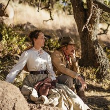 I morti non soffrono: Viggo Mortensen con Vicky Krieps in una scena