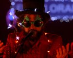 Natale Fuori Orario, la recensione: lo sgangherato road movie musicale di Vinicio Capossela