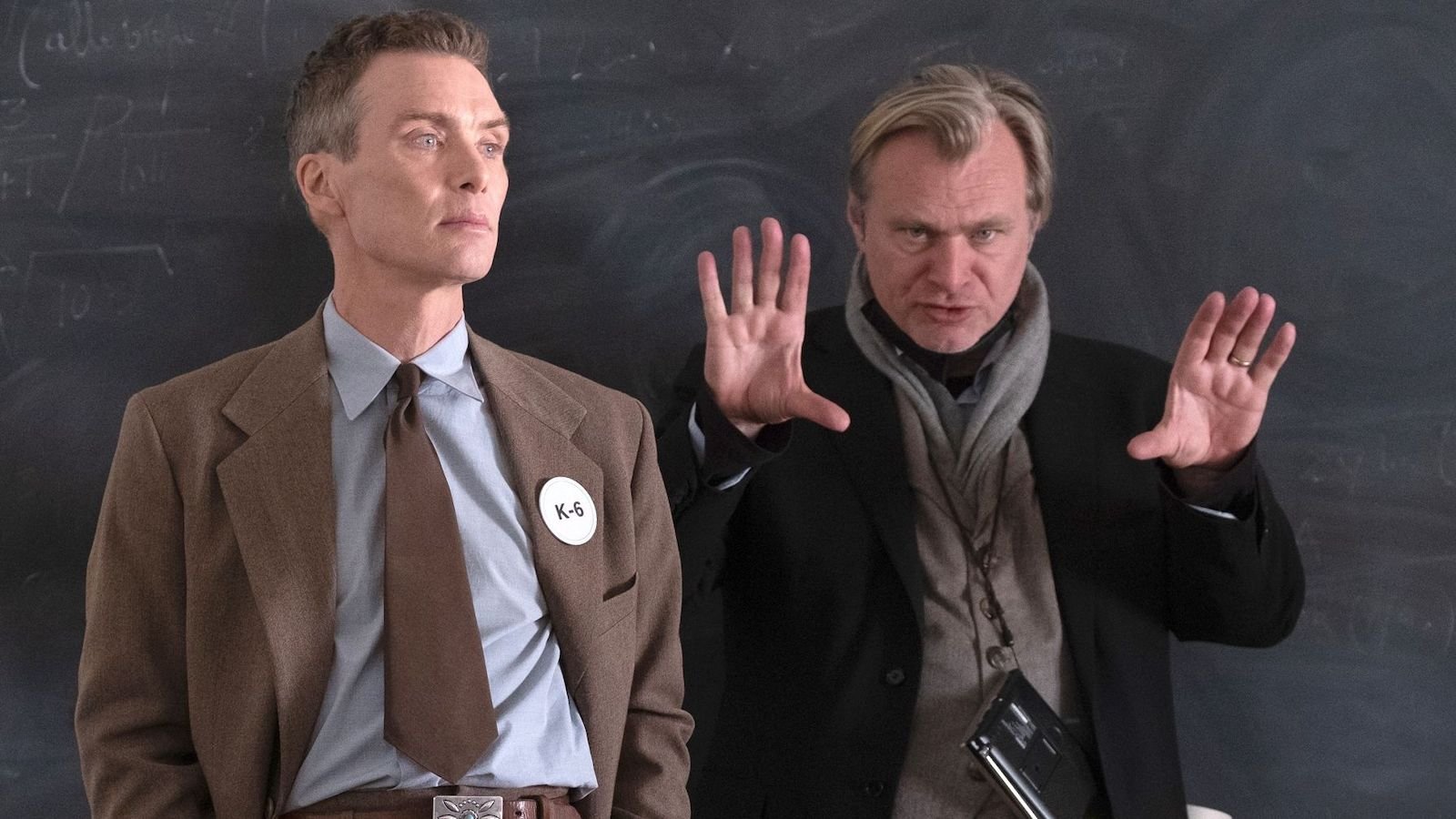 Christopher Nolan dirige Cillian Murphy sul set di Oppenheimer