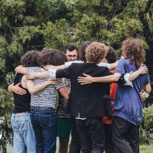 X Factor 2024: un abbraccio tra i concorrenti