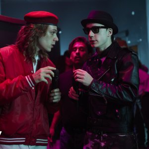 Hanno ucciso l'Uomo Ragno - La vera storia degli 883: Oscar Giuggioli ed Elia Nuzzolo in una scena