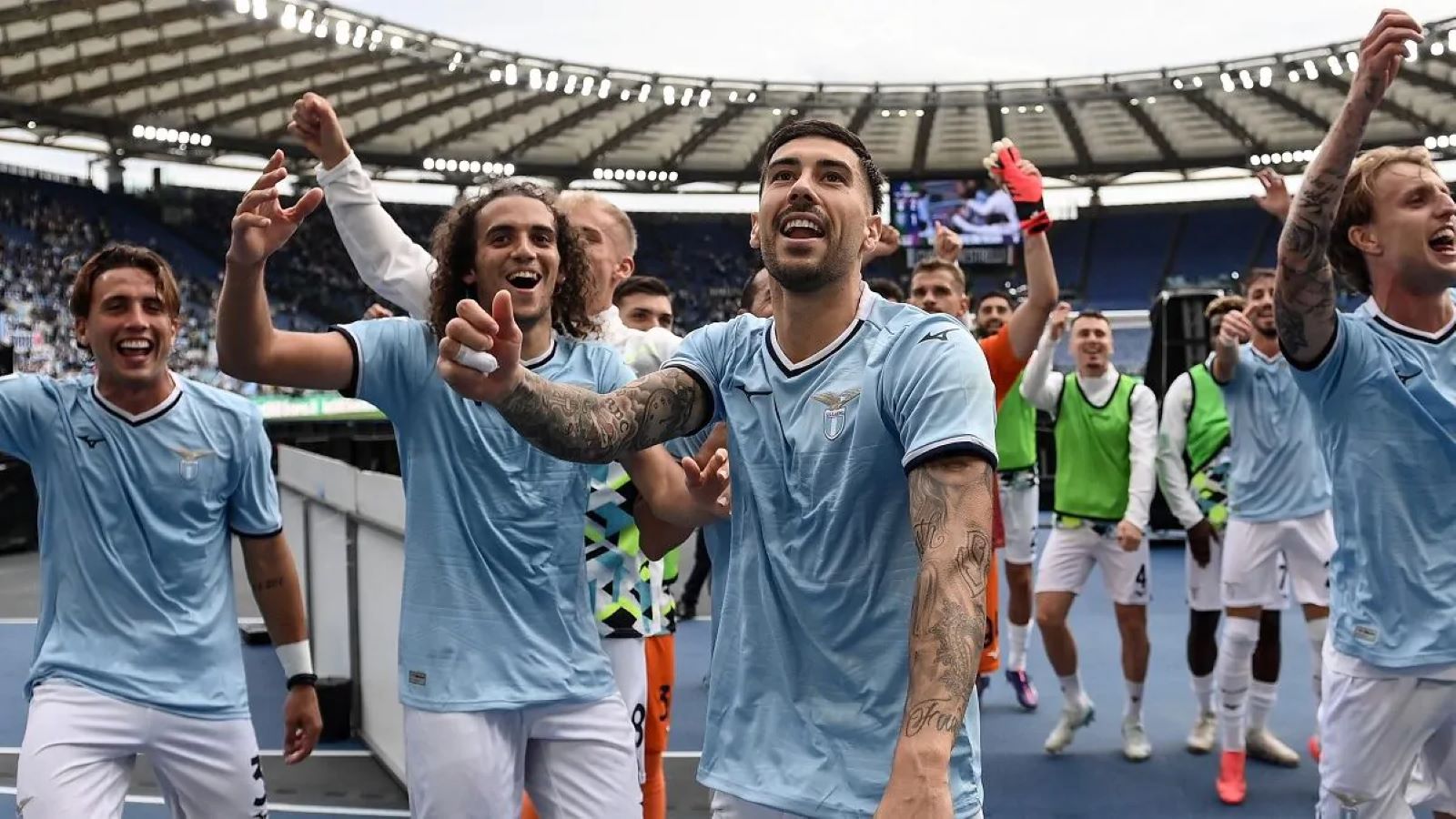 I giocatori della Lazio festeggiano sotto la coppia