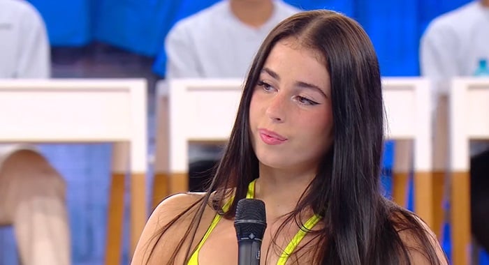 Sienna durante un'esibizione ad Amici 24