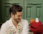 Andrew Garfield si confida con Elmo e regala un momento struggente: 'il dolore è un dono'