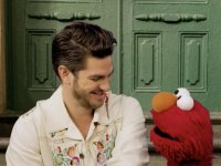 Andrew Garfield si confida con Elmo e regala un momento struggente: 'il dolore è un dono'