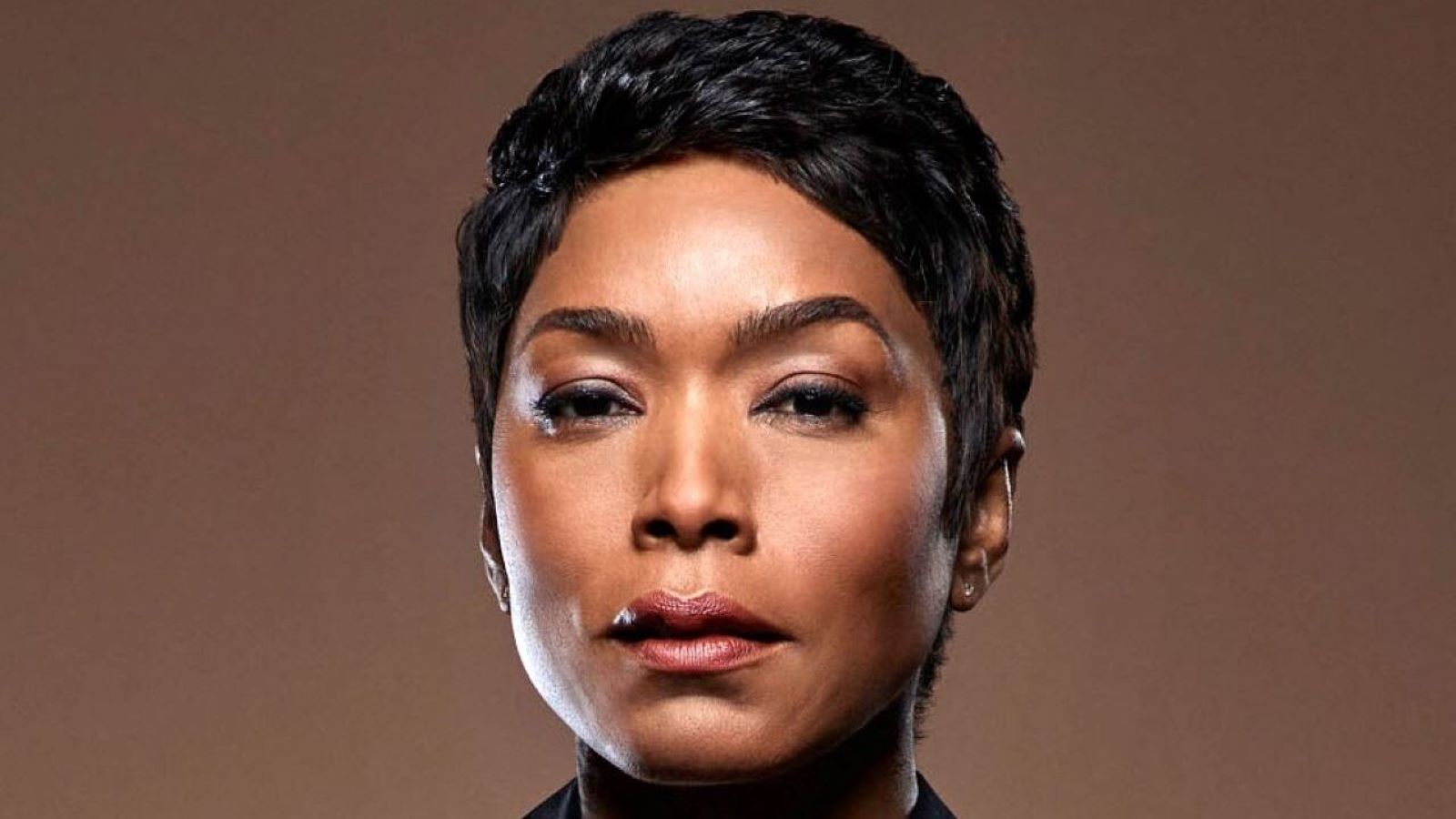 Angela Bassett nei panni di Athena Grant-Nash