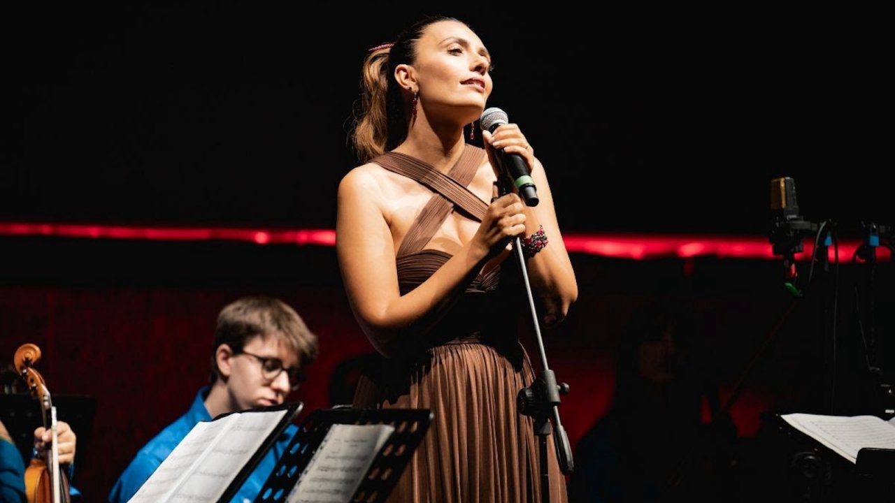 Serena Rossi canta alla premiere de Il treno dei bambini