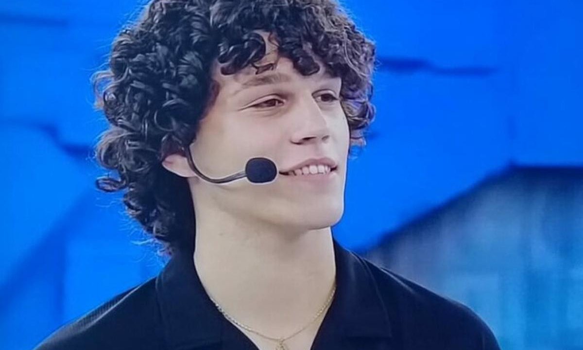 Nicolò durante un'esibizione ad Amici 24