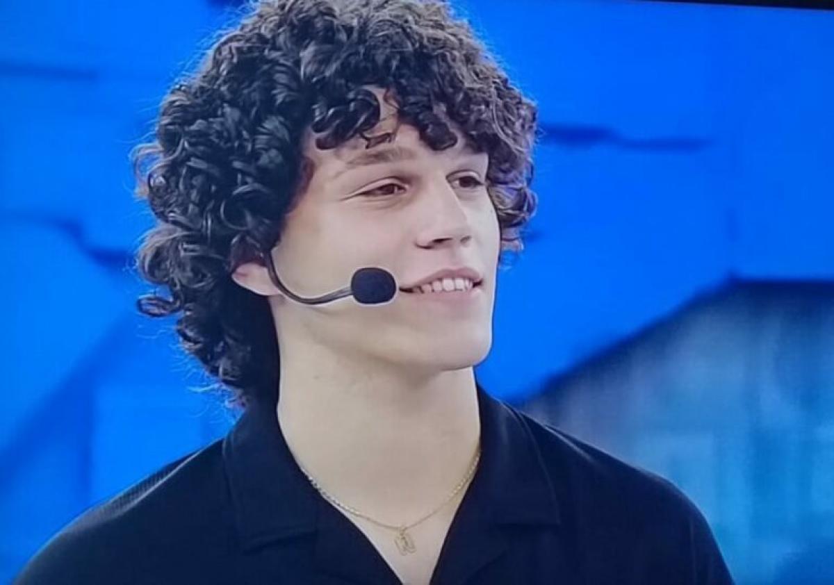 Nicolò durante un'esibizione ad Amici 24