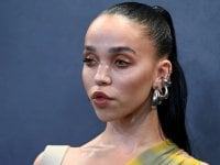 FKA Twigs accusa Shia LaBeouf di manipolare il sistema giudiziario per ritardare il processo per abusi