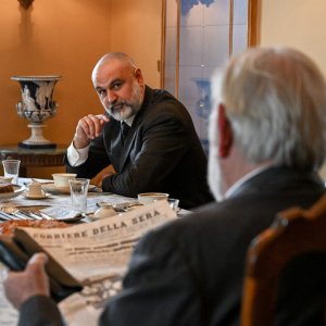 L'isola degi idealisti: Mimmo Borrelli e Renato Carpentieri in una scena