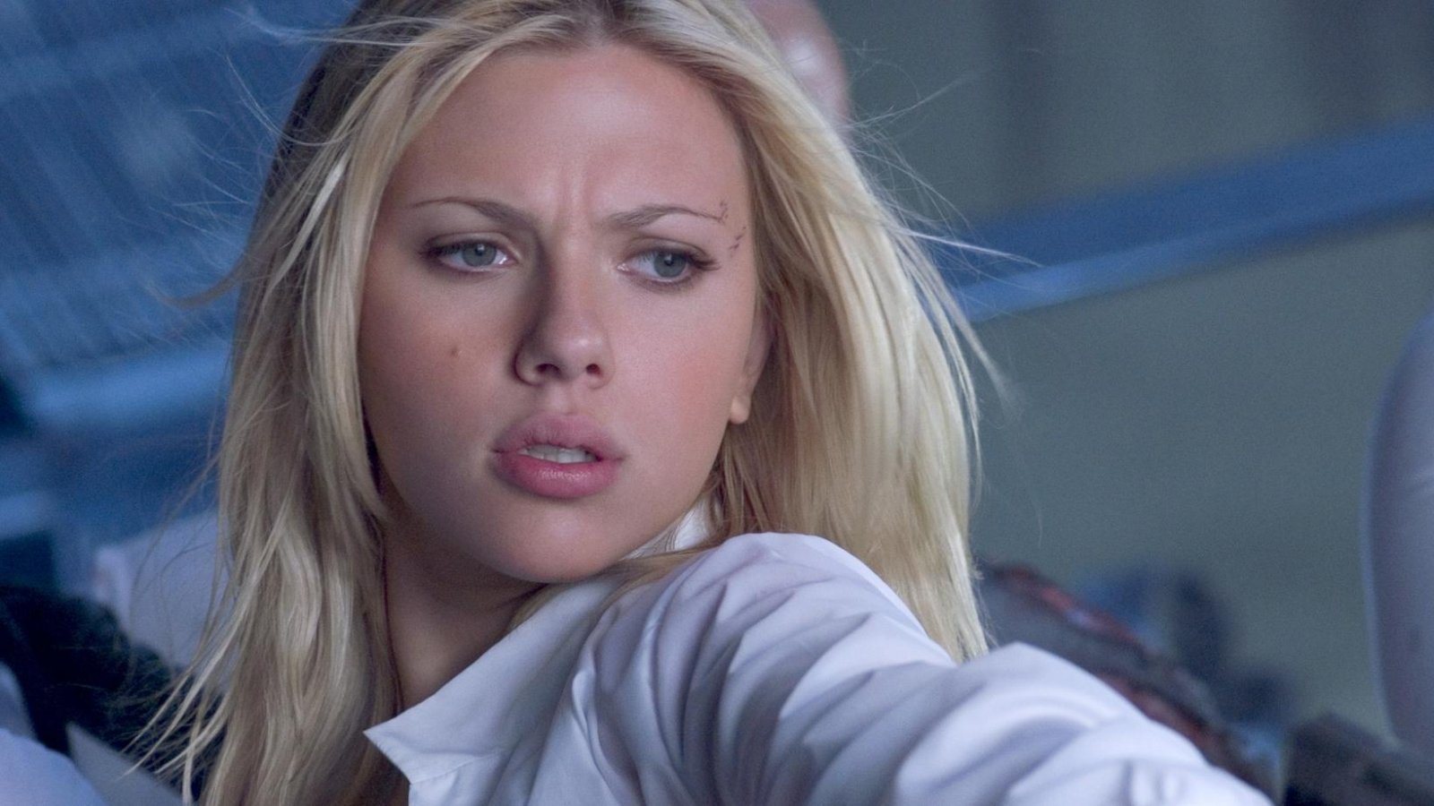 Scarlett Johansson con la pistola spianata
