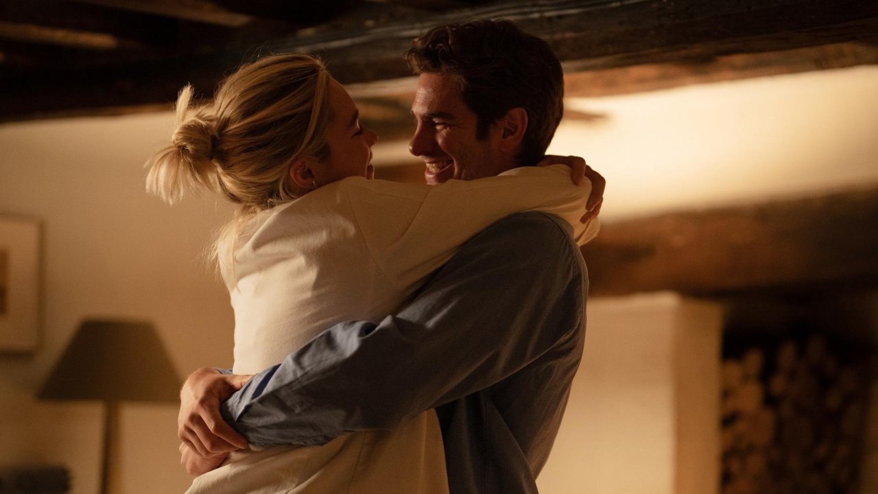 L'abbraccio tra Florence Pugh e Andrew Garfield