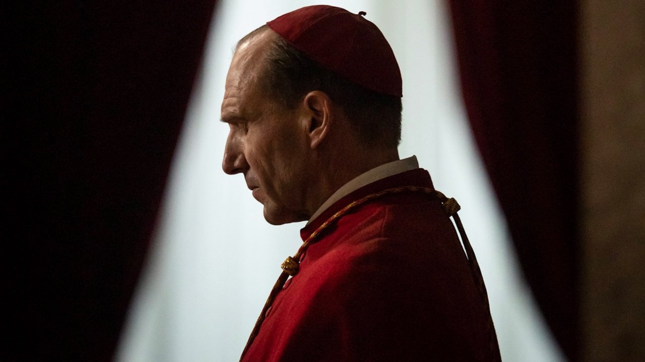 Ralph Fiennes nei panni del Cardinale Lawrence