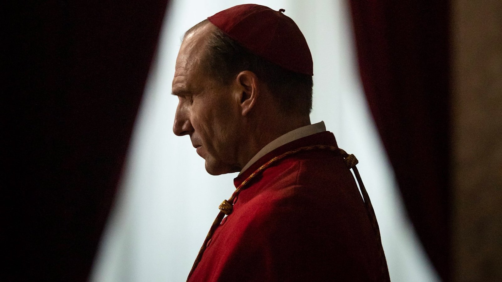 Ralph Fiennes nei panni del Cardinale Lawrence