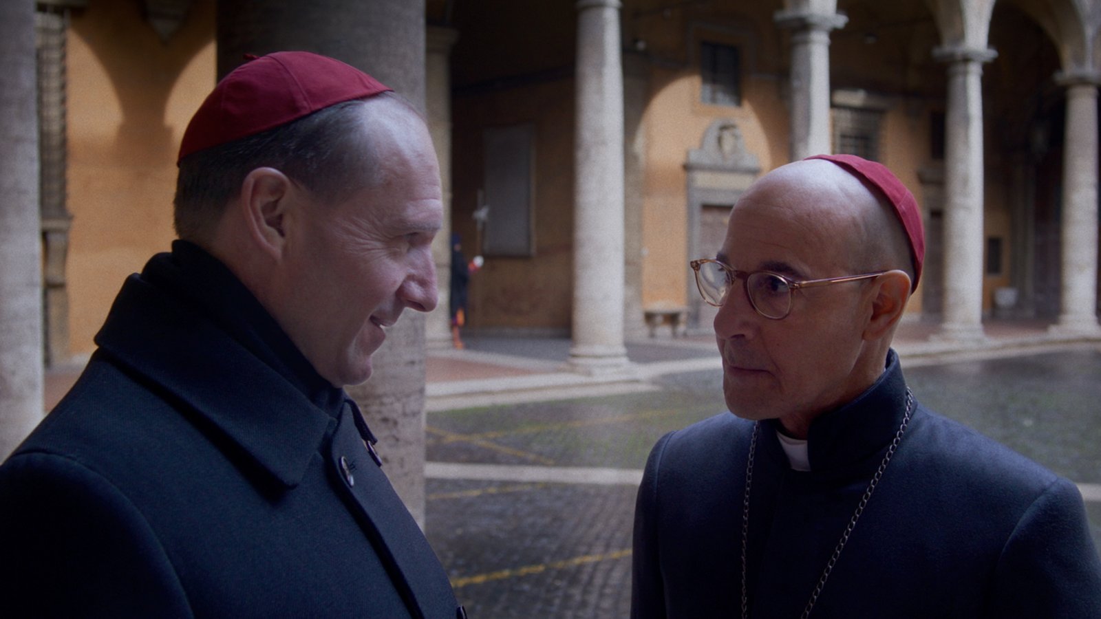 Ralph Fiennes e Stanley Tucci in Conclave