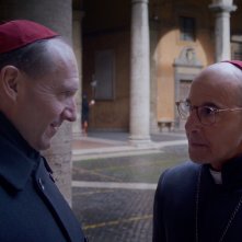Conclave: Stanley Tucci e Ralph Fiennes in una scena