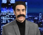 Sacha Baron Cohen riporta Borat da Fallon e si scaglia contro Trump e Harris