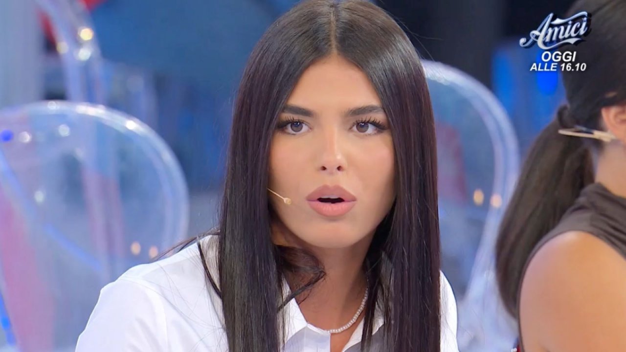 Federica Petagna durante il falò delle fidanzate a Temptation Island