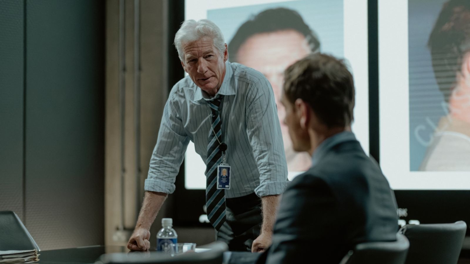 Richard Gere interroga Michael Fassbender