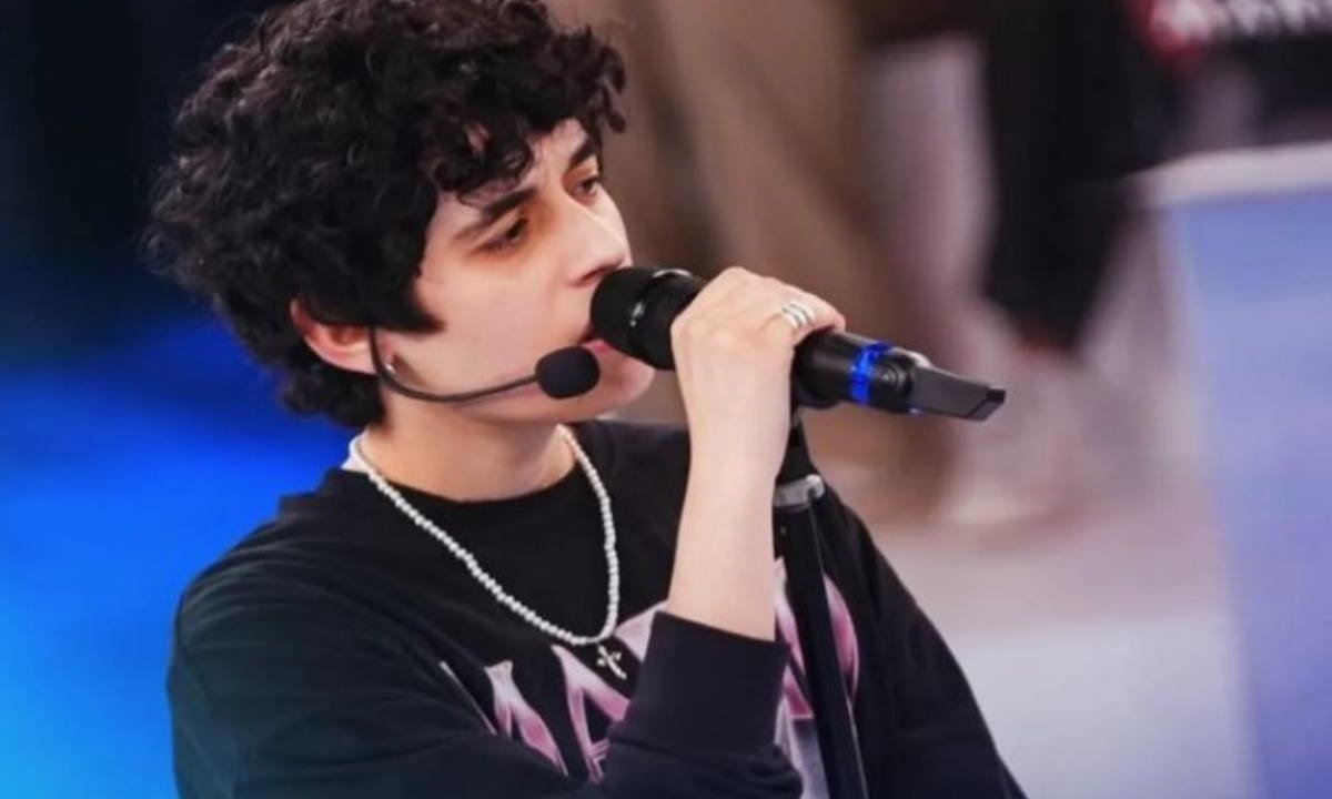 Senza Cri mentre si esibisce ad Amici 24
