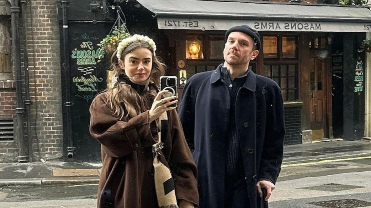 Lily  Collins e Charlie McDowell si scattano una foto