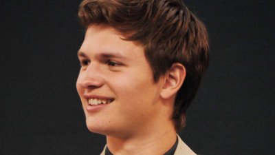Ansel Elgort condivide una foto in cui è nudo su Instagram, ma ...