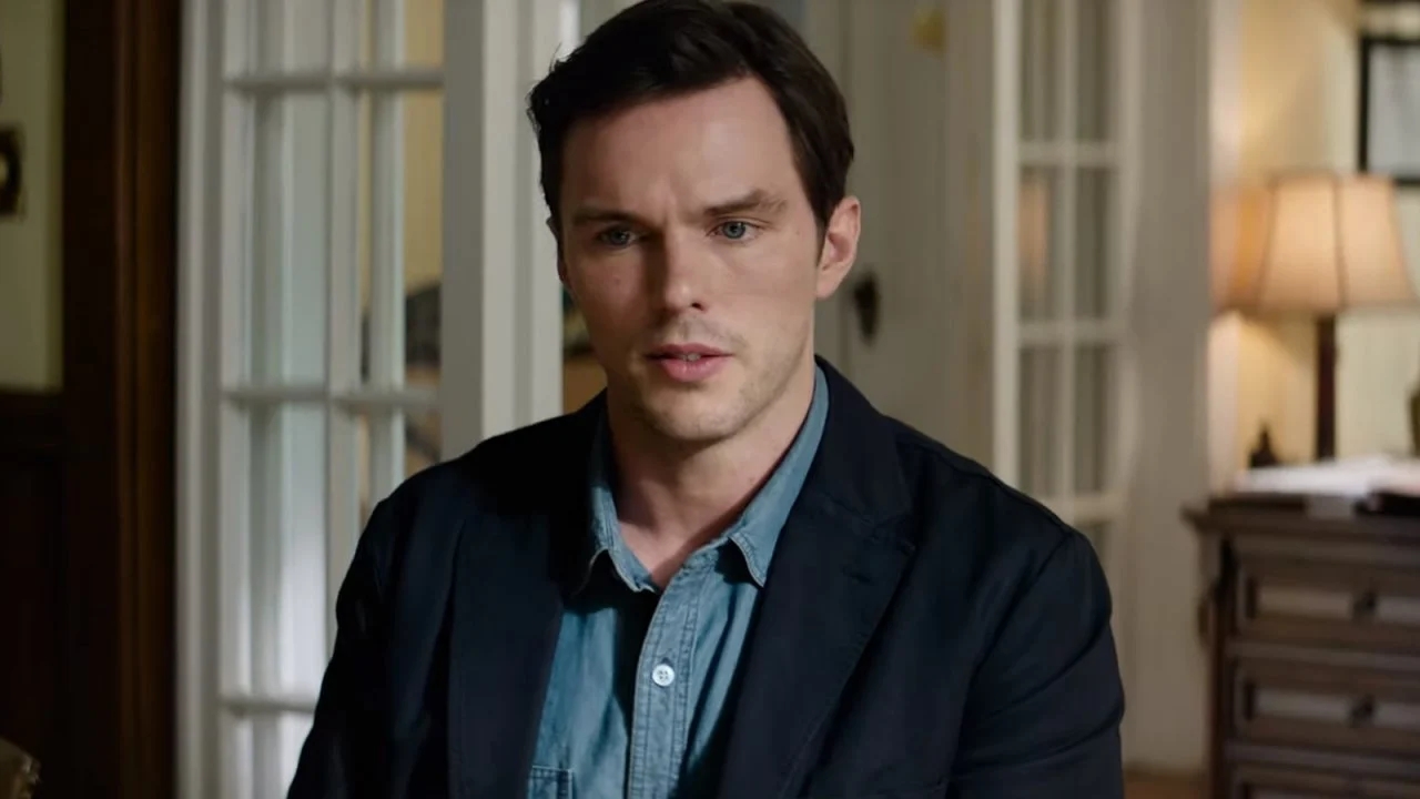 Primo piano di Nicholas Hoult in Giurato numero 2