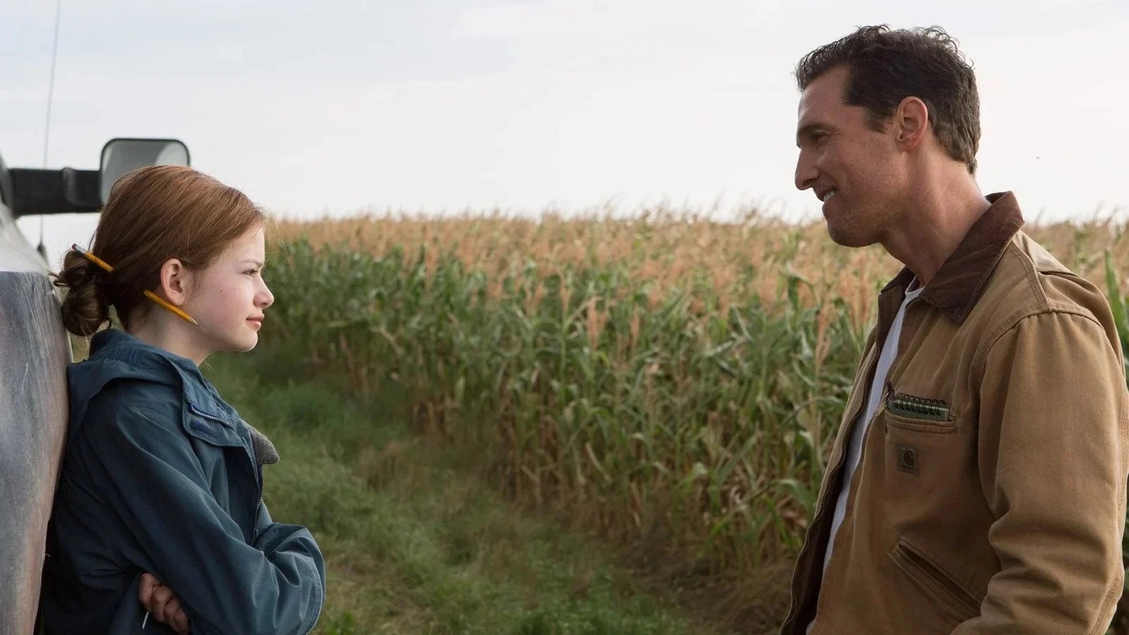 Matthew McConaughey e Mackenzie Foy in una scena di interstellar.