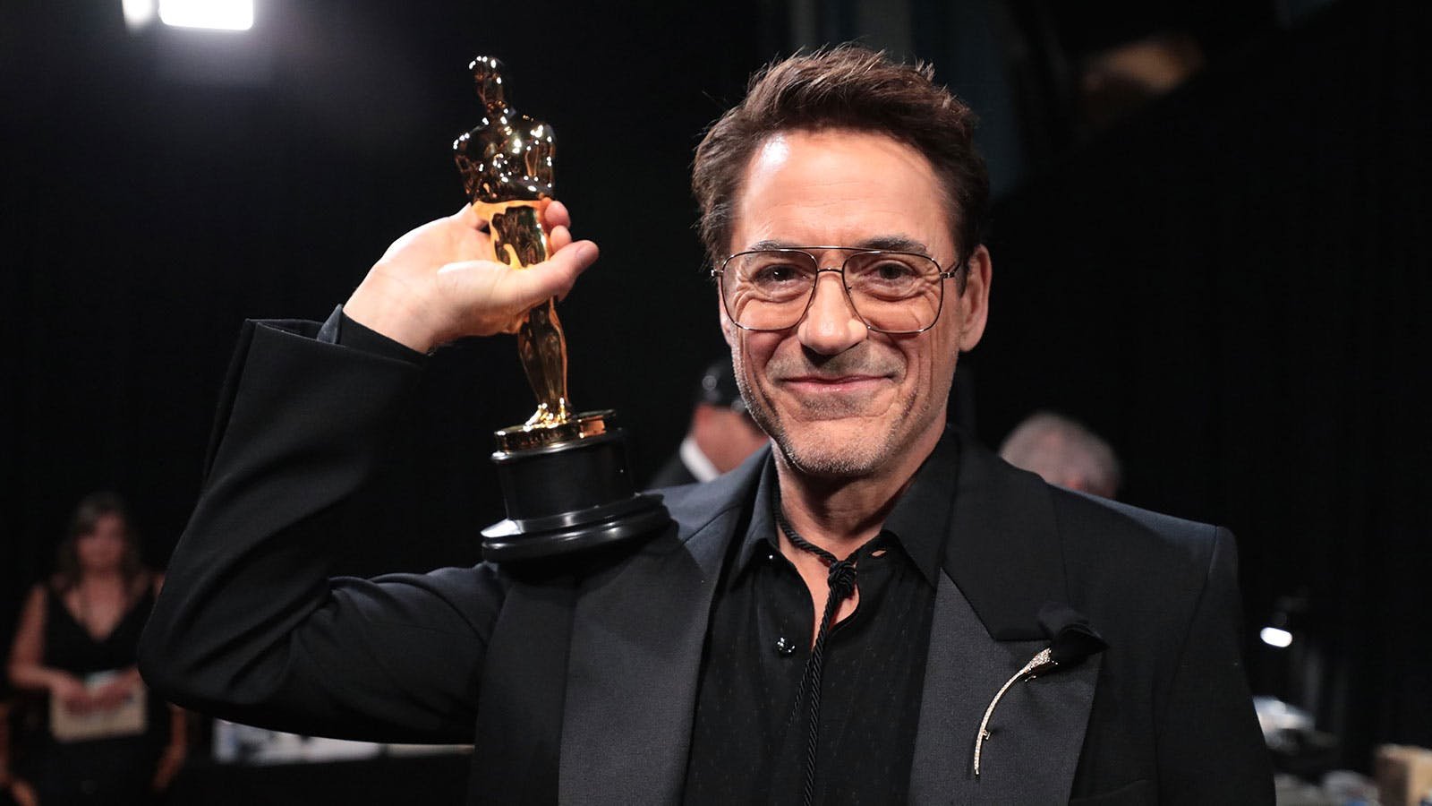 Robert Downey Jr. scherza con il suo Oscar