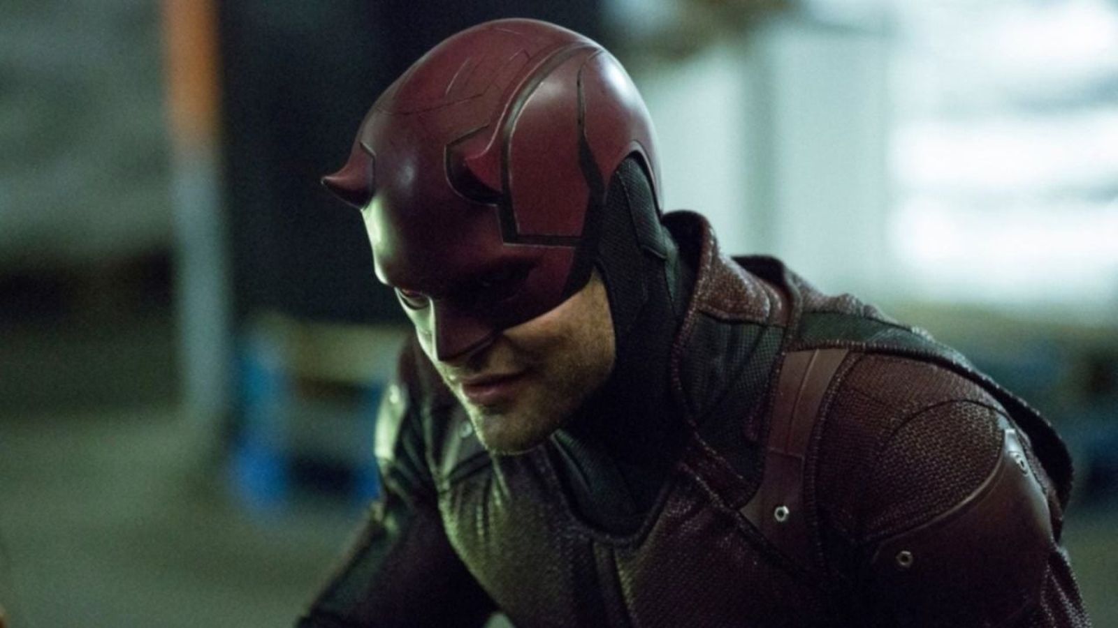 Charlie Cox con indosso il costume di Daredevil